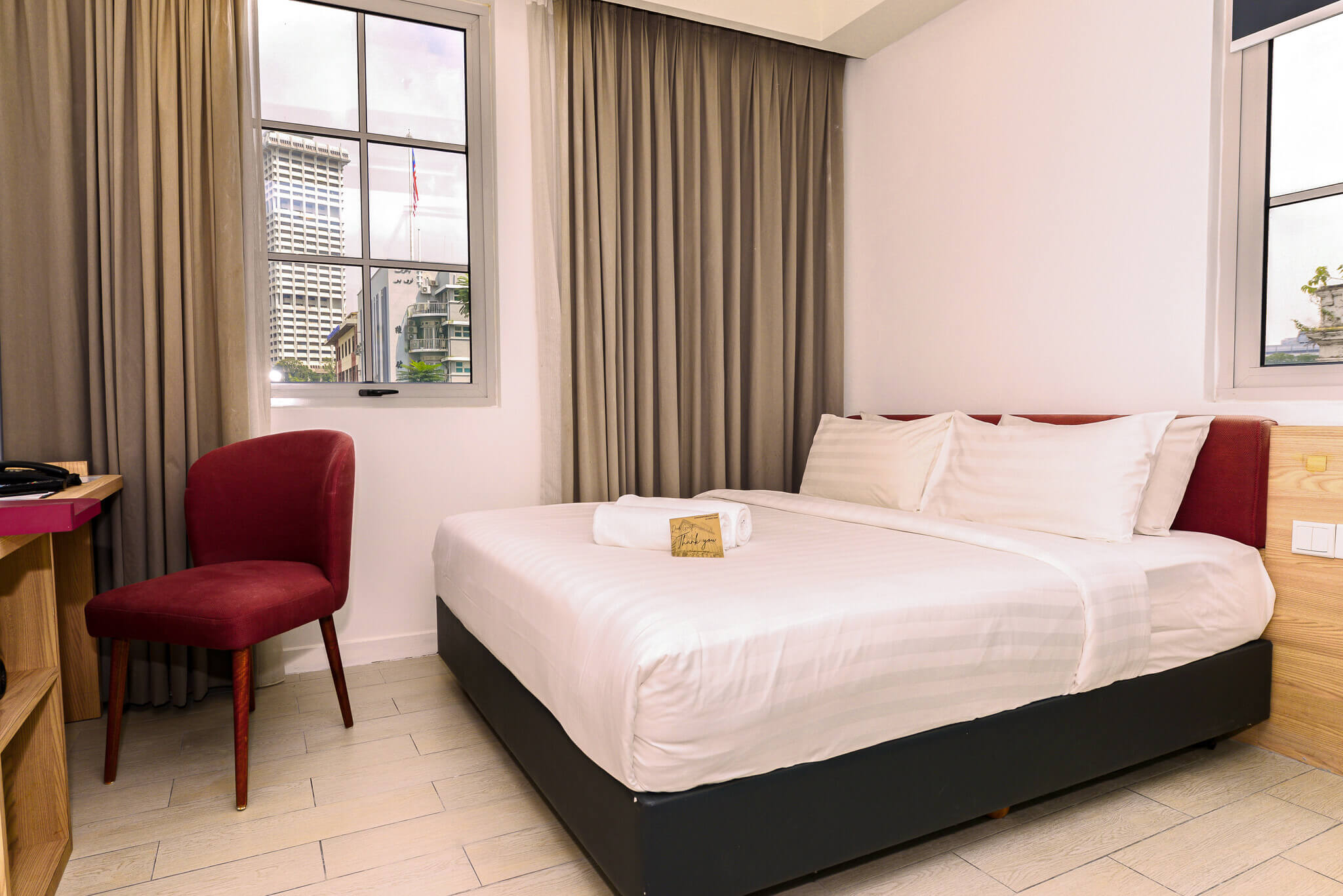 Standard Queen with Window | Avenue J Hotels